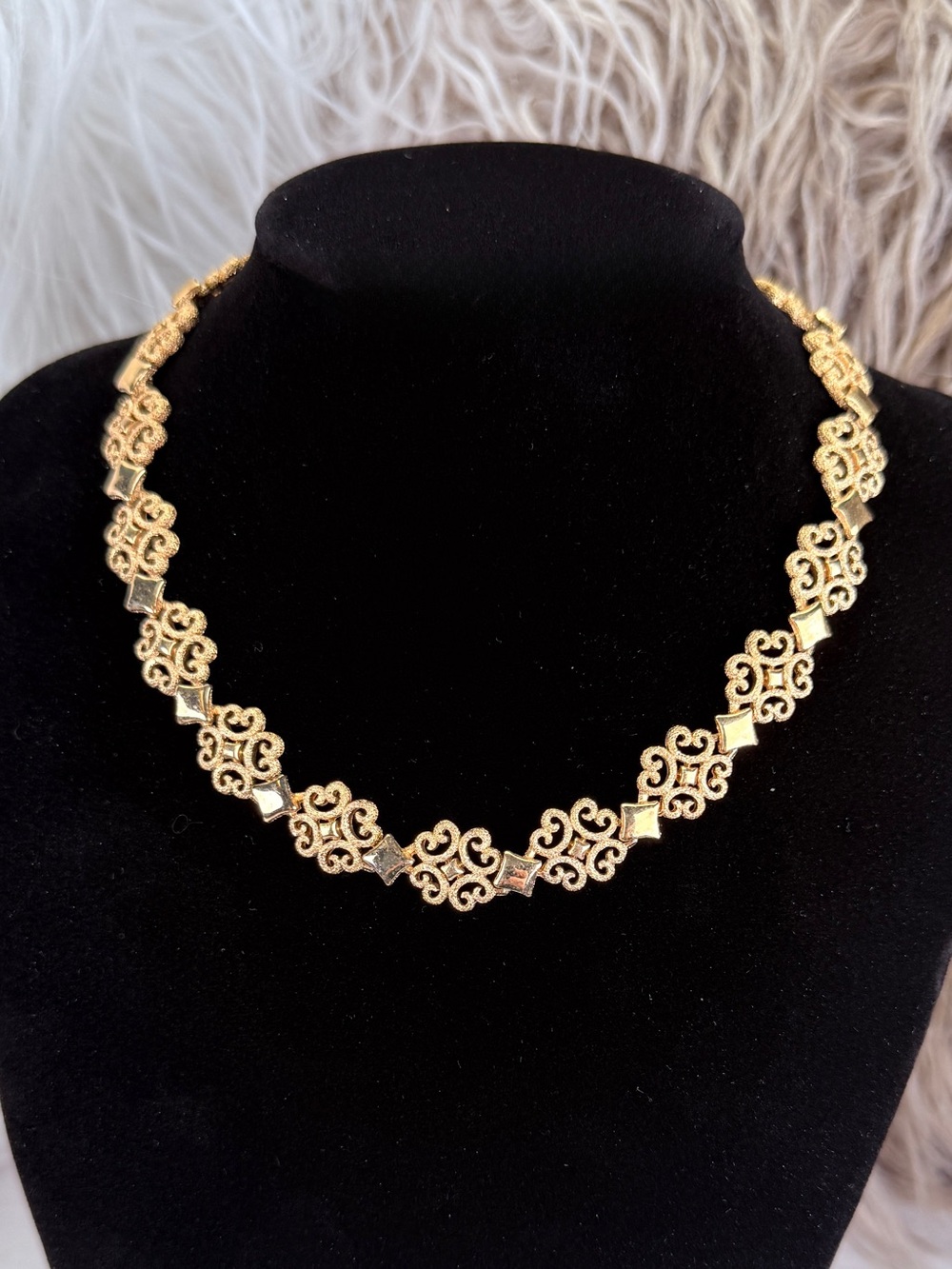 Vintage 1971 Avon Precious Pretenders Goldtone Filigree Necklace - Picture 9 of 10